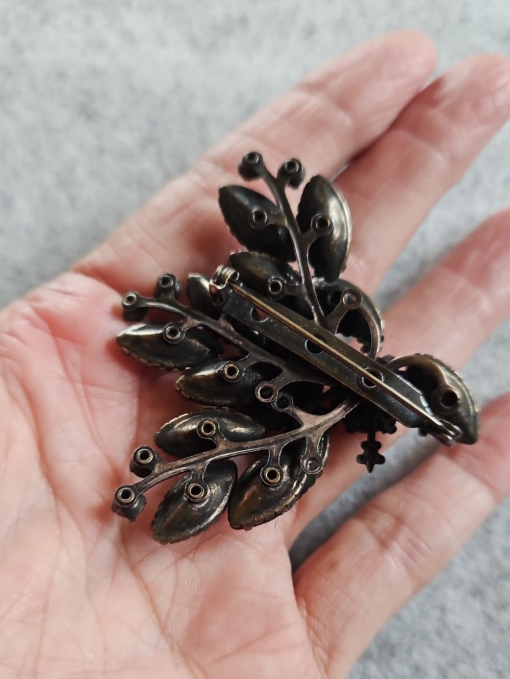 Vintage smoky purple and clear rhinestones japanned floral spray brooch WOW! - Picture 3 of 6